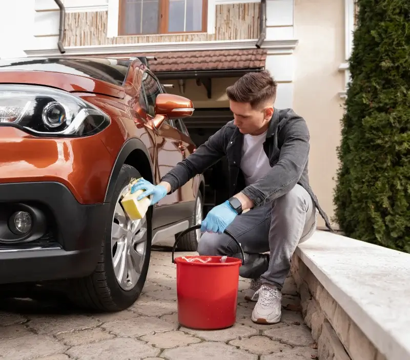 Lavage auto à domicile Saint-Santin-Cantalès : professionnel intervenant sur un véhicule